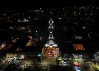 Nueva Era de Iluminación Transforma Histórico Templo en Santa Fe