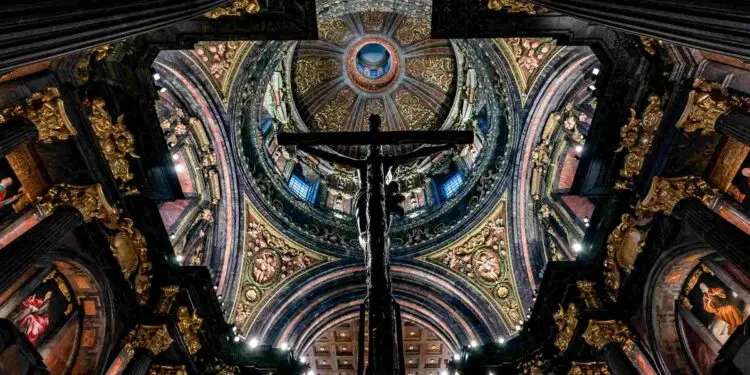 Nueva Iluminación Revoluciona Histórico Templo Madrileño: Tecnología y Sostenibilidad se Unen para Preservar el Patrimonio