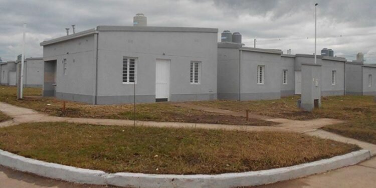 Tucumán impulsa reactivación de obra pública: Entregan viviendas renovadas en proyecto habitacional histórico