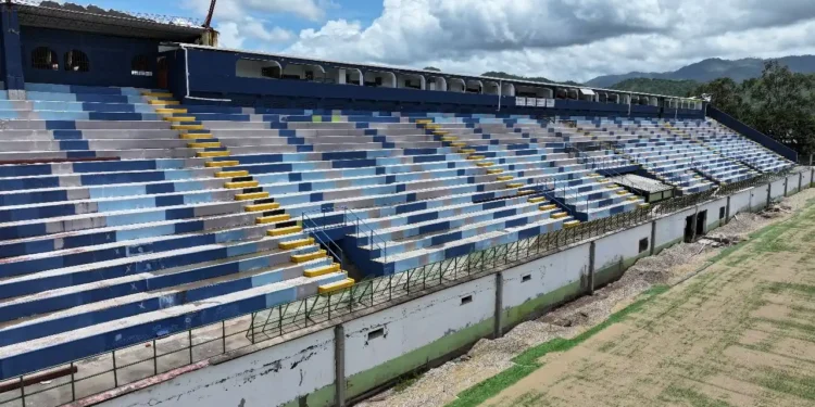 Avances significativos en la remodelación del Estadio Juan Ramón Brevé: Nueva grama y sistema de drenaje