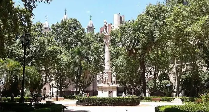 Plaza 25 de Mayo: Renovación Urbana que Preserva la Memoria Histórica | Obras del Tricentenario en Rosario