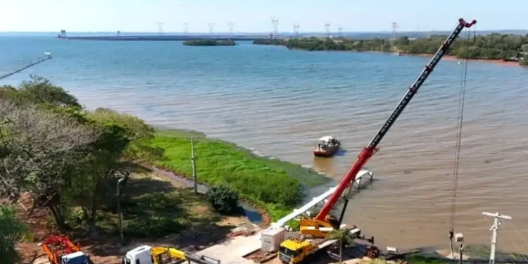 Itaipú da inicio a proyecto pionero: instalación de anclajes para primera planta solar flotante en Paraguay