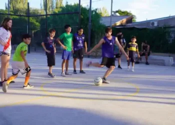 Cipolletti inaugura un nuevo playón deportivo en Costa Norte y suma obras de asfalto y gas