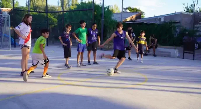 Cipolletti inaugura un nuevo playón deportivo en Costa Norte y suma obras de asfalto y gas