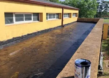 Obras en escuela de Concepción del Uruguay: reparan filtraciones y mejoran patios