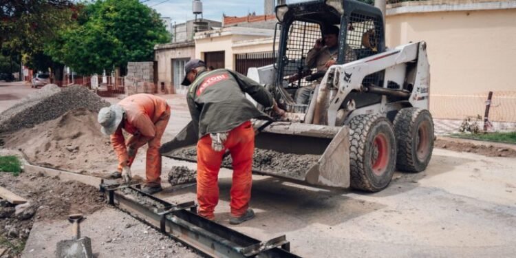Bacheo con asfalto en calle Diego Celiz de Quiroga
