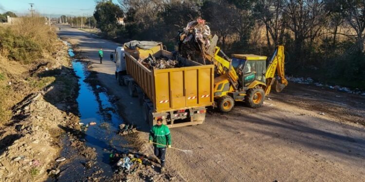 La Municipalidad de Córdoba extrajo 300 toneladas de residuos en un megaoperativo de limpieza en el asentamiento Villa Gran Chaparral
