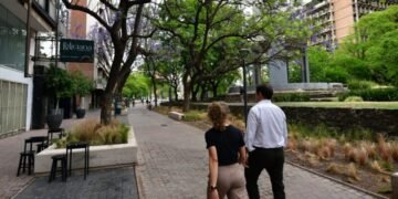 nueva peatonal ayacucho con jacarandás y mobiliario urbano