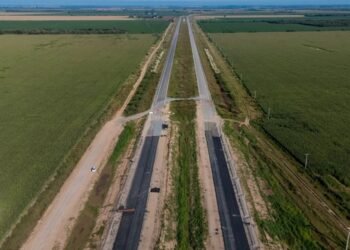 Colocación de asfalto en autopista Ruta 19 entre Córdoba y San Francisco