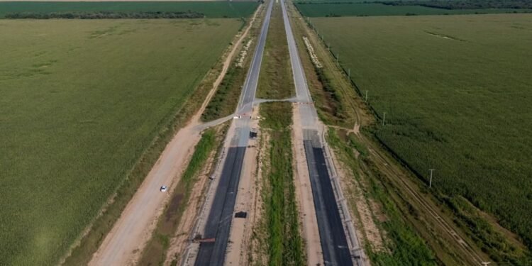 Colocación de asfalto en autopista Ruta 19 entre Córdoba y San Francisco