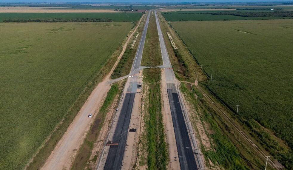 Colocación de asfalto en autopista Ruta 19 entre Córdoba y San Francisco