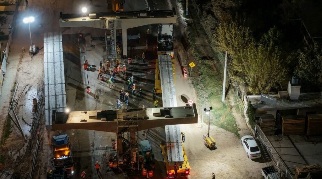 Colocación de la primera viga del viaducto en Córdoba