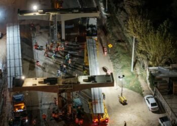 Colocación de la primera viga del viaducto en Córdoba