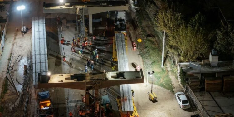 Colocación de la primera viga del viaducto en Córdoba