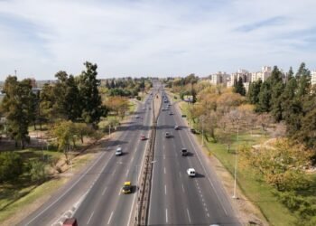 Ordenamiento del tránsito en el Acceso Este con semáforos y obras en construcción