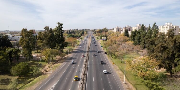 Ordenamiento del tránsito en el Acceso Este con semáforos y obras en construcción
