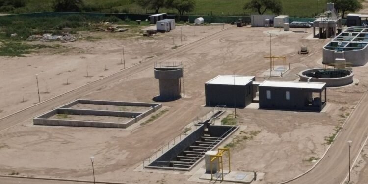 obra de saneamiento cloacal en La Playosa con cañerías y planta de tratamiento